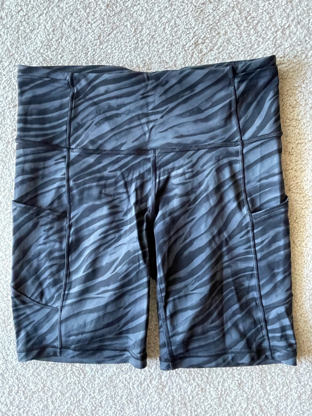 Lululemon Black Grey Tiger Print Women’s Biker Shorts Size 6 Athleisure Gym Yoga